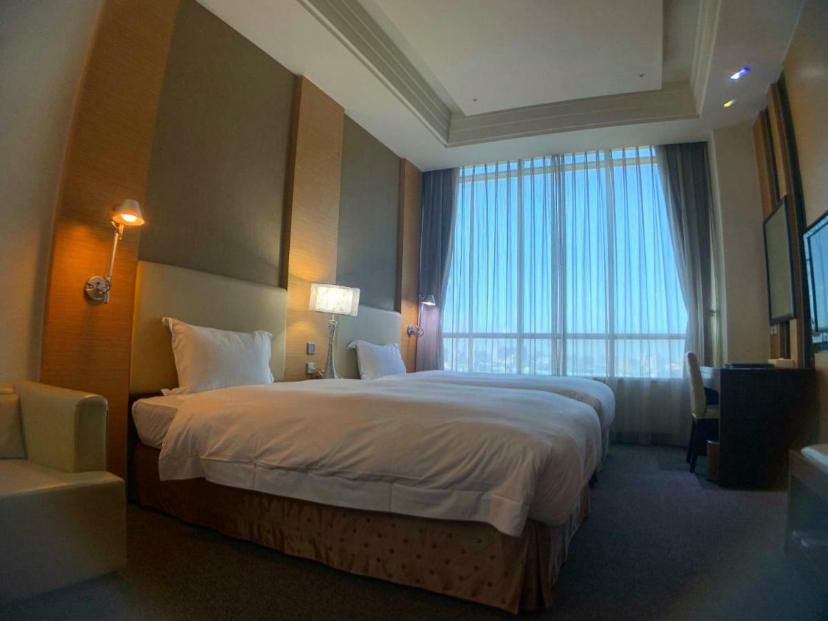 Ever Delightful Business Hotel Città di Chiayi Esterno foto