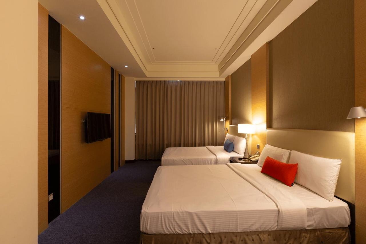 Ever Delightful Business Hotel Città di Chiayi Esterno foto